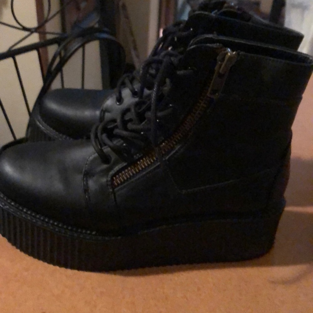 Demonia boots .size 10 women